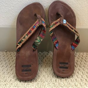 Toms women’s flip flops 9